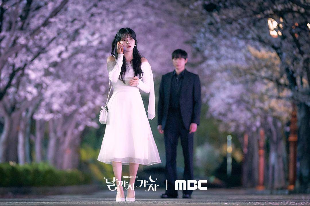 Still cut To the Moon (dok.MBC/To the Moon)