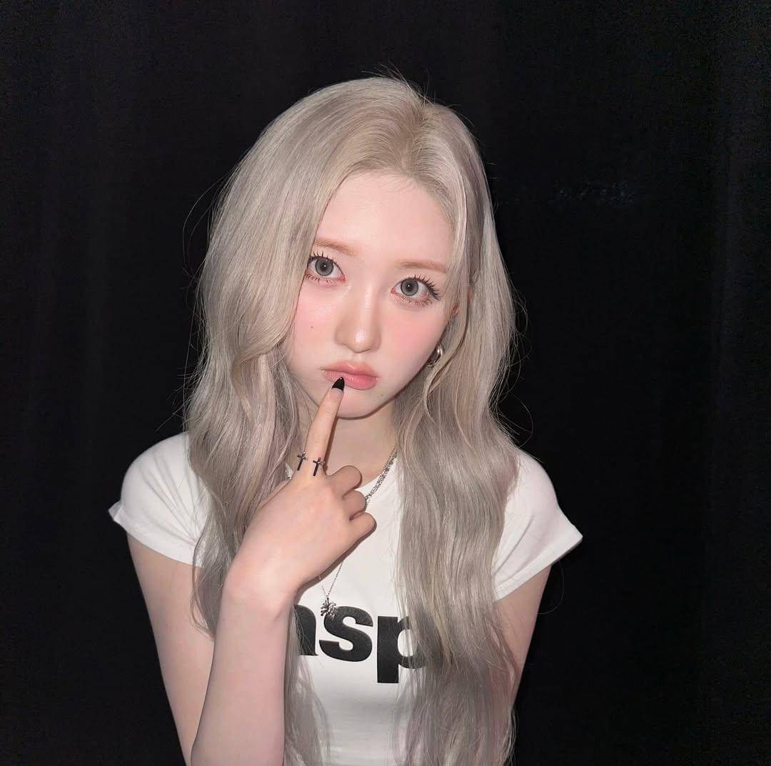 Inspirasi makeup ala member IVE (instagram.com/fallingin__fall)