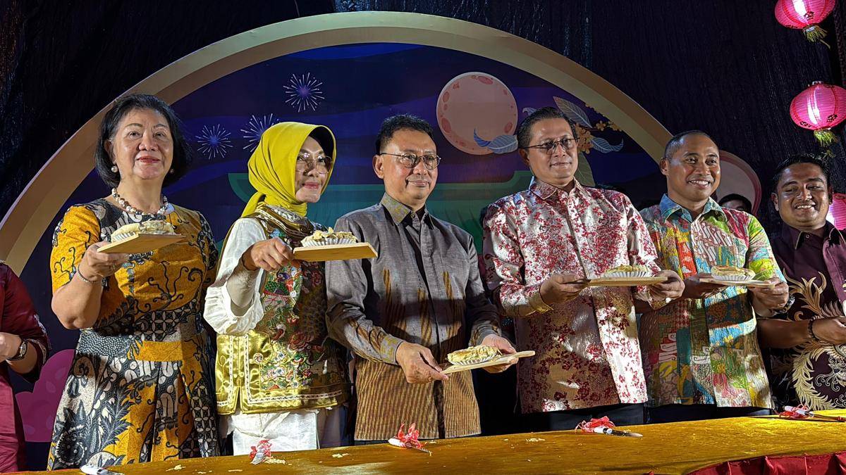 Wali Kota Pontianak, Edi Rusdi Kamtono ikut memeriahkan Festival Mooncake. 