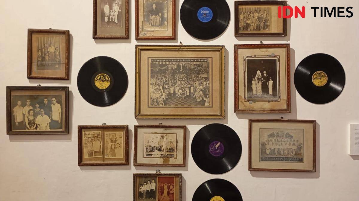 Suasana pameran "Setel Ulang: Arsip Musik dan Obyek Temuan" yang berlangsung di Riwanua pada 6 September 2025. (IDN Times/Achmad Hidayat Alsair)