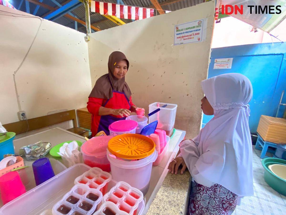 Seorang siswi membeli jajan di kantin SDN 015 Balikpapan Selatan.