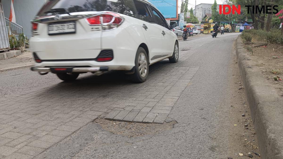 Kondisi Jalan Hertasning-Aroepala (perbatasan Makassar-Gowa) yang telah lama rusak dan padat lalu lintas, Selasa (7/10/2025). (IDN Times/Asrhawi Muin) 