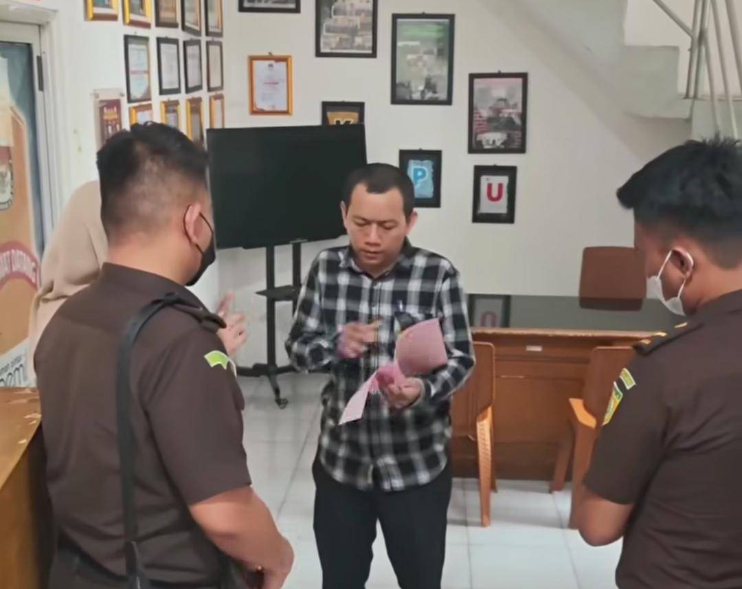 Kejari lakukan penyegelan sejumlah ruangan KPU Prabumulih. (Dok. Kejari Prabumulih)