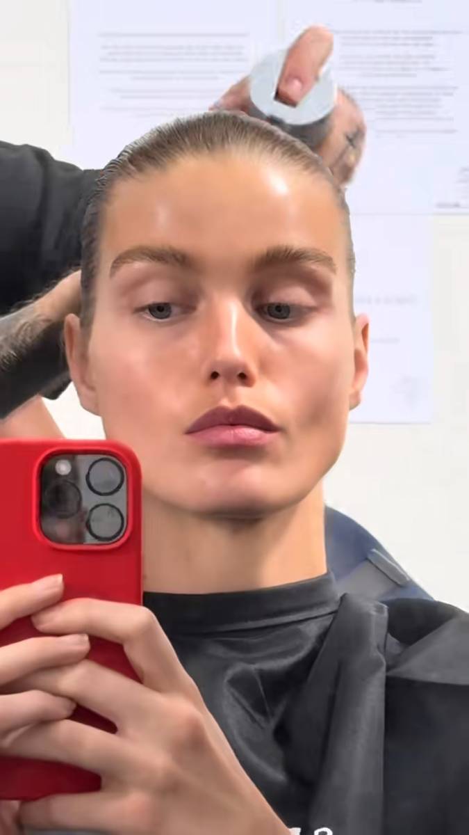 Luna Bijl di Paris Fashion Week