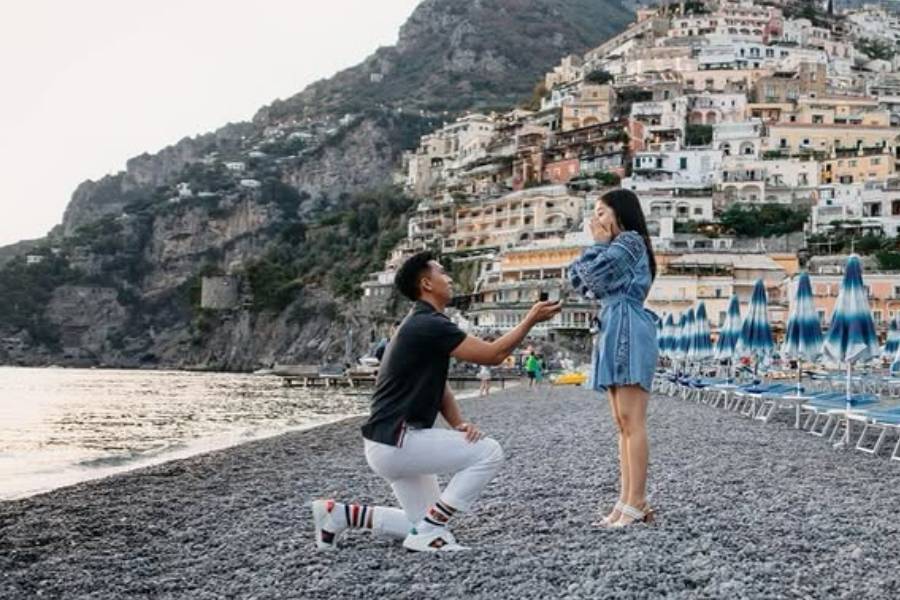 Potret Indra Priawan melamar Nikita Willy di Positano, Italia 