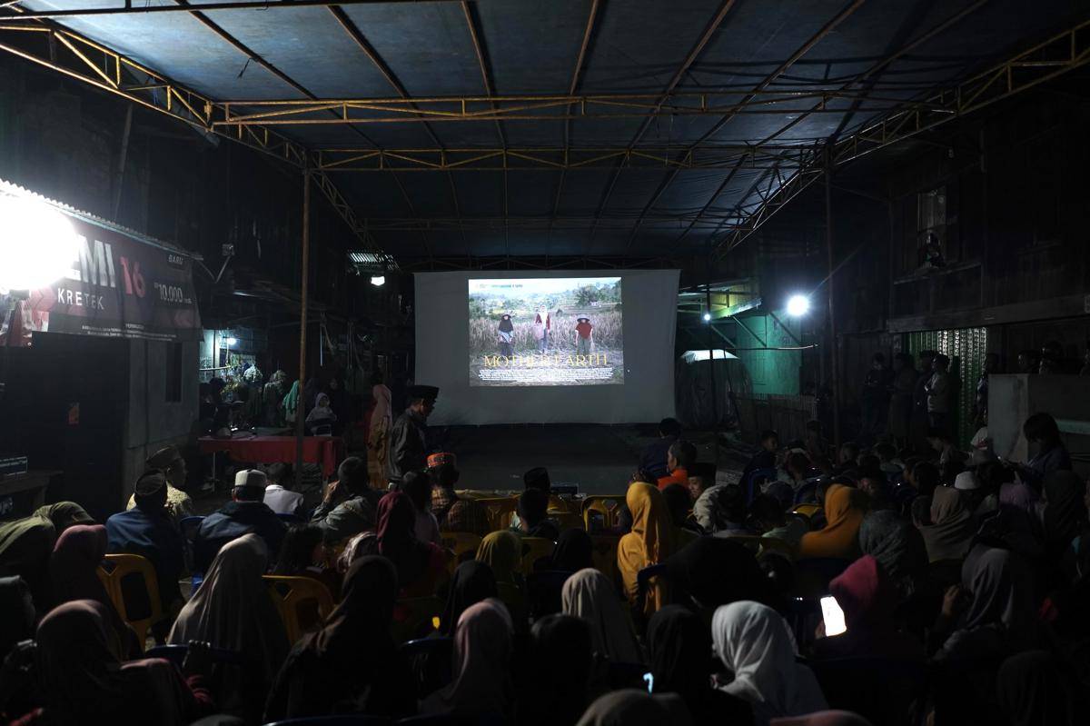 Nonton bareng layar tancap Film Tunggu TUbang di Semendo (Dok: Ghompok Kolektif)