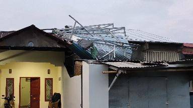 Rumah warga yang terdampak angin kencang di Kabupaten Gowa, Senin, (6/10/2025). Dok. Istimewa