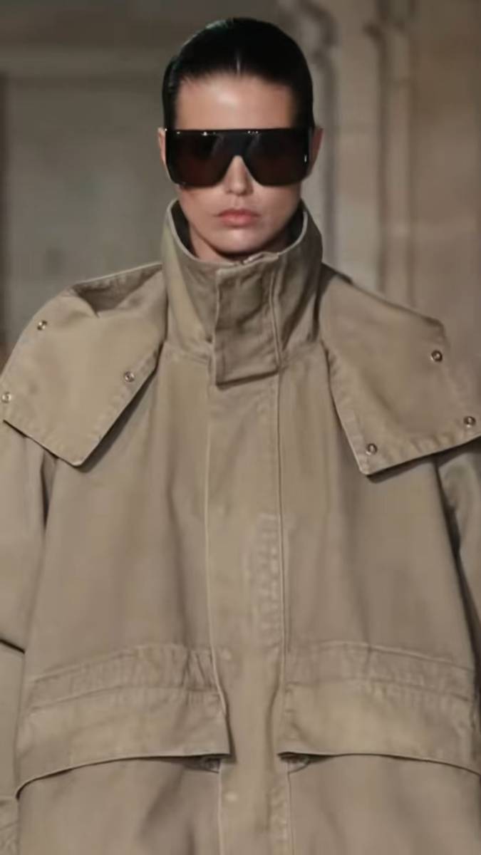 Luna Bijl di Paris Fashion Week