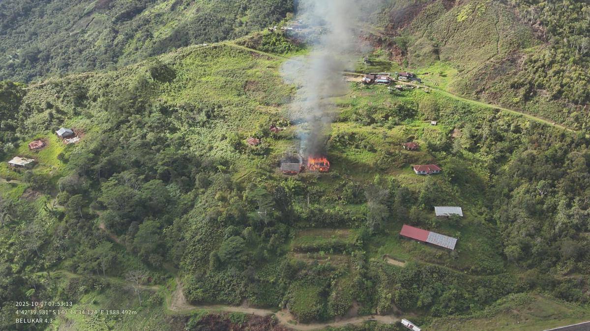 Api melahap gedung SMP Negeri Kiwirok di Desa Sopamikma, Distrik Kiwirok, Kabupaten Pegunungan Bintang, Papua Pegunungan, pada Selasa pagi (7/10/2025) sekitar pukul 07.45 WIT. (IDN Times/Istimewa)