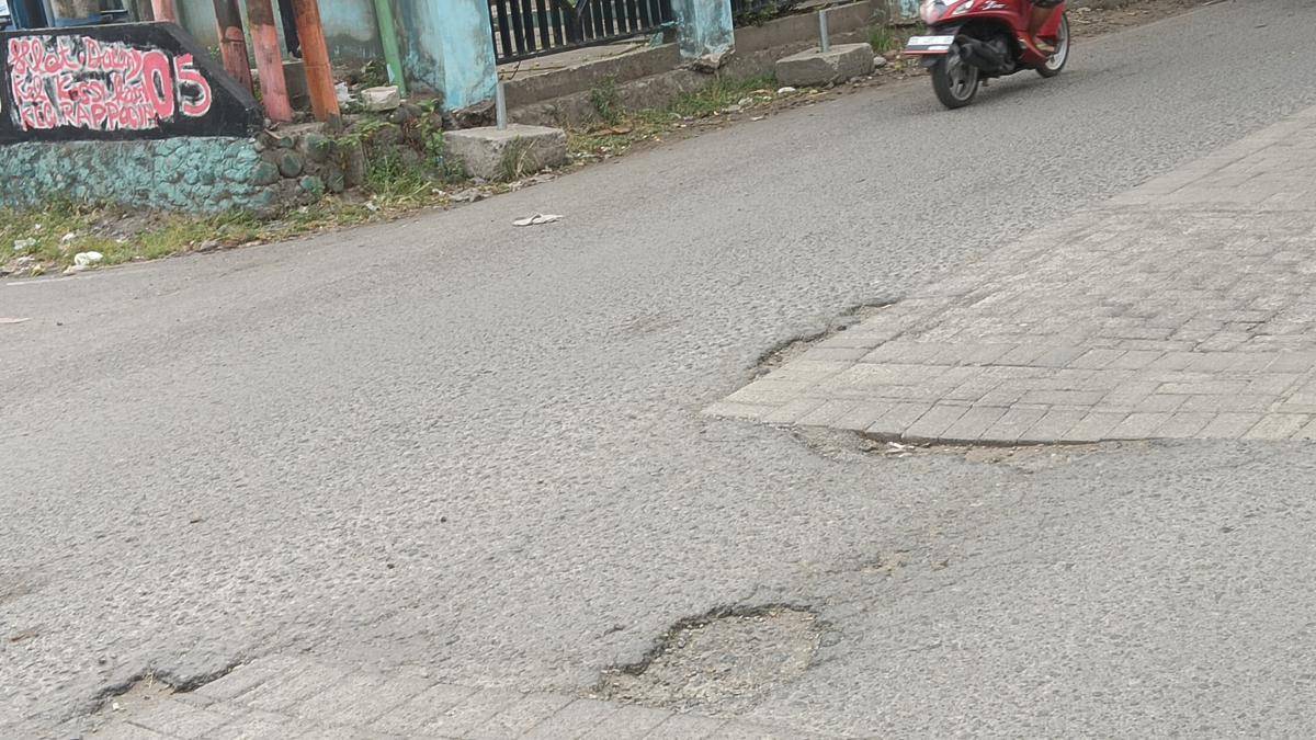 Kondisi Jalan Hertasning-Aroepala (perbatasan Makassar-Gowa) yang telah lama rusak dan padat lalu lintas, Selasa (7/10/2025). (IDN Times/Asrhawi Muin) 