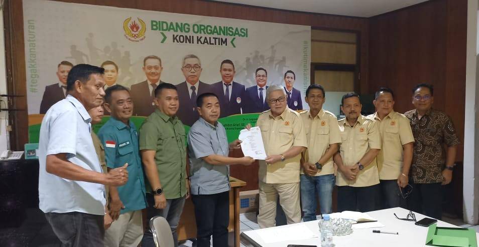 Ketua KONI Kaltim Rusdiansyah Aras (lima kiri) menyerahkan SK Karteker kepada Tommy Gazali. 
