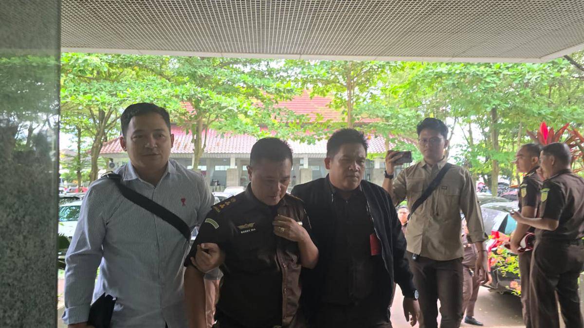 Pelaku BA saat digiring ke Kantor Kejati Sumsel usai menyamar sebagai utusan Kejagung RI (Dok: Penkum Kejati Sumsel)