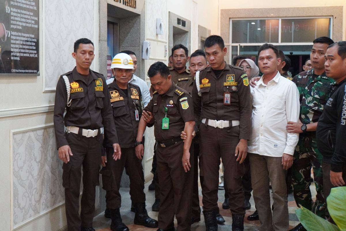 Pelaku BA saat digiring ke Kantor Kejati Sumsel usai menyamar sebagai utusan Kejagung RI (Dok: Penkum Kejati Sumsel)