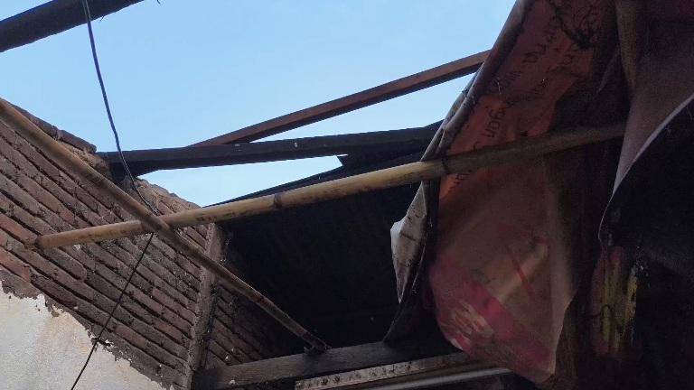 Rumah warga yang terdampak angin kencang di Kabupaten Gowa, Senin, (6/10/2025). Dok. Istimewa