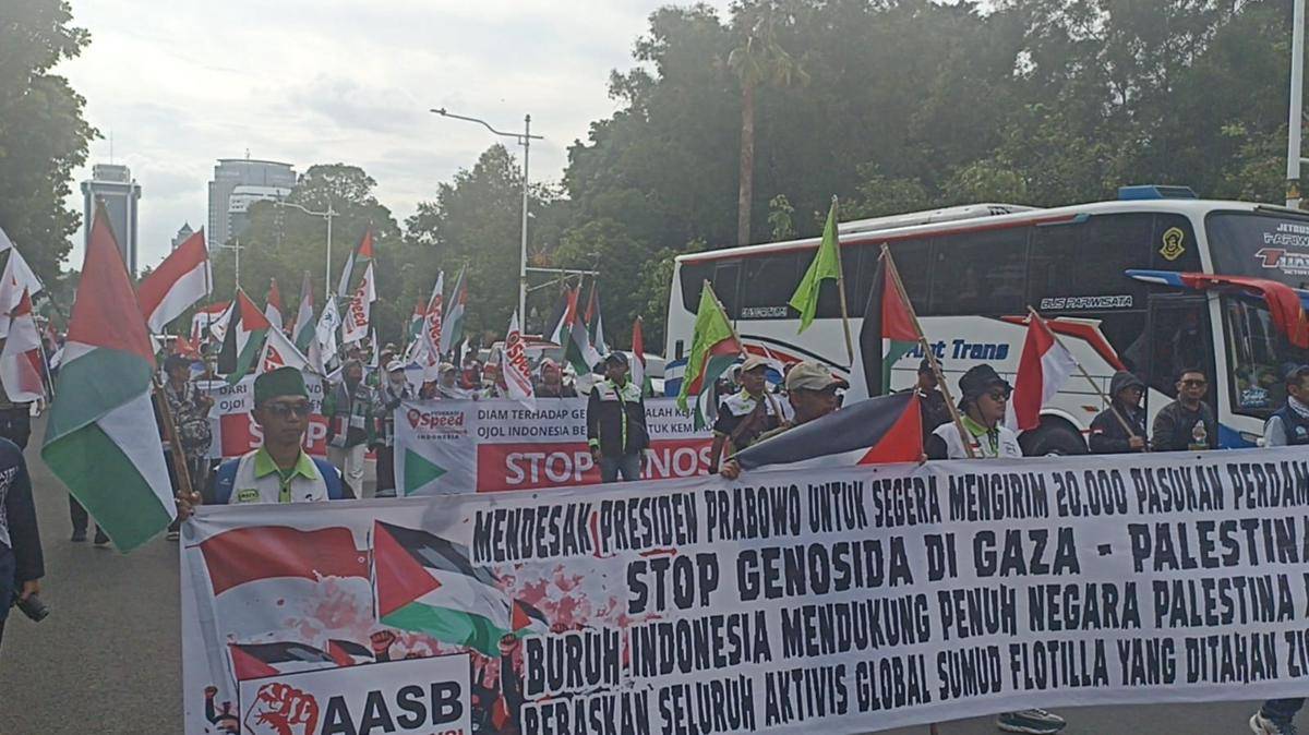 Buruh dan ojol gabung demo Gaza di depan Kedubes  AS, Selasa (7/10/2025). (IDN Times/Dini Suciatiningrum)