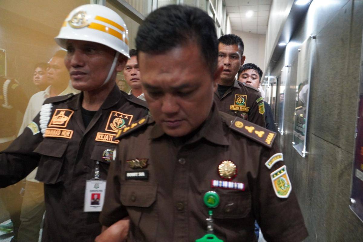 Pelaku BA saat digiring ke Kantor Kejati Sumsel usai menyamar sebagai utusan Kejagung RI (Dok: Penkum Kejati Sumsel)