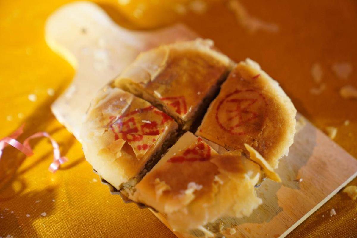 Warga Tionghoa gelar festival Mooncake. 