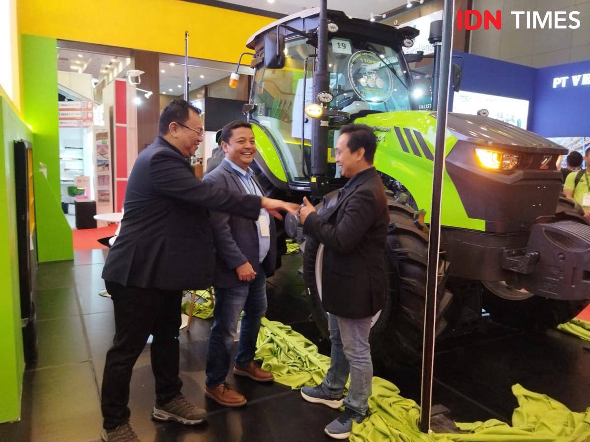 BCTN meluncurkan Zoomlion Tractor RN1104-1 dan BIXI AI di Palmex yang digelar di Hotel Santika Medan, Selasa (7/10/2025) (IDN Times/Doni Hermawan)