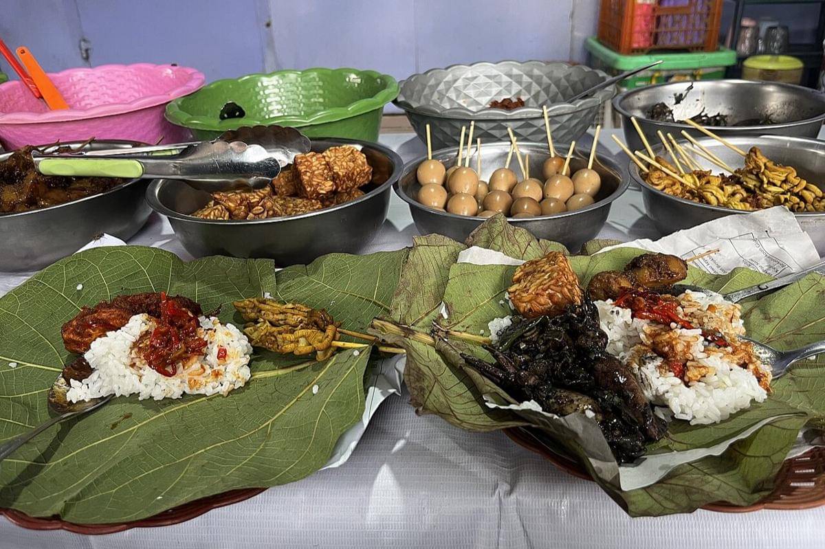 Potret nasi jamblang dengan aneka pilihan lauk