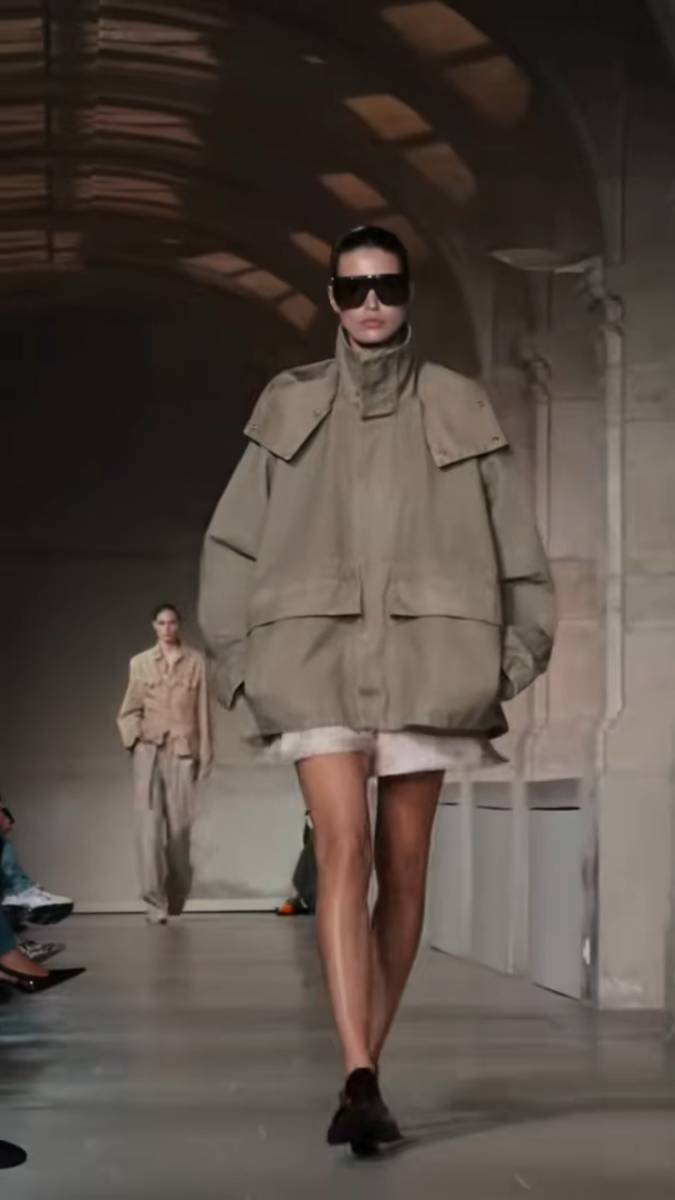 Luna Bijl di Paris Fashion Week