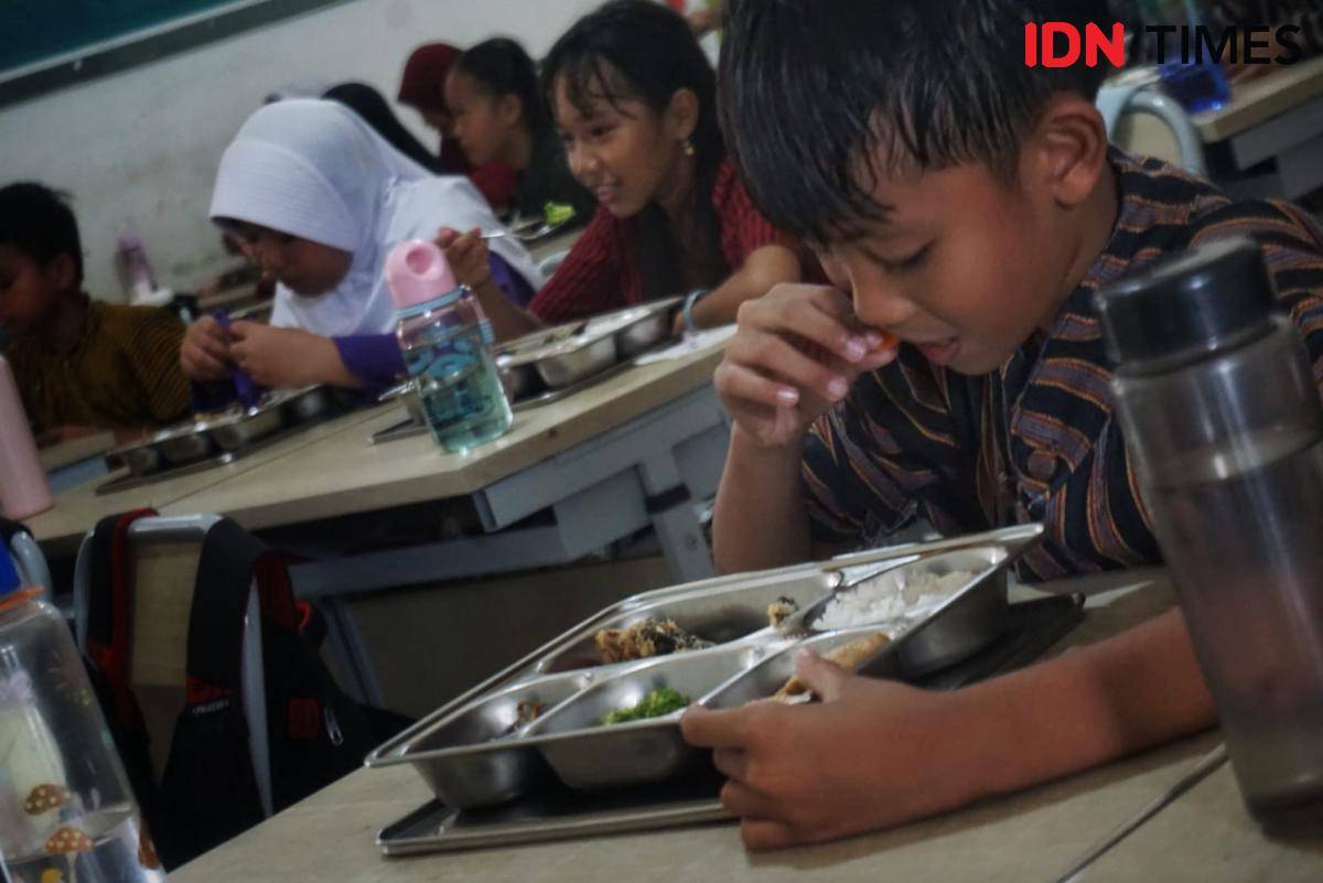 Siti Hediati Hariyadi Soeharto atau kerap disapa Titiek Soeharto, meninjau pelaksanaan program Makan Bergizi Gratis di SDN Pujokusuman I, Kota Yogyakarta, Selasa (7/10/2025). 