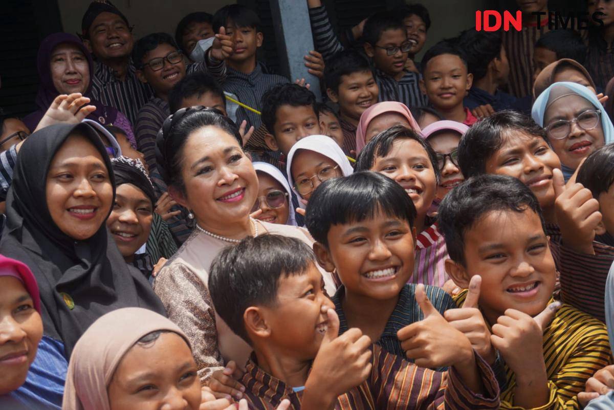 Siti Hediati Hariyadi Soeharto atau kerap disapa Titiek Soeharto, meninjau pelaksanaan program Makan Bergizi Gratis di SDN Pujokusuman I, Kota Yogyakarta, Selasa (7/10/2025).