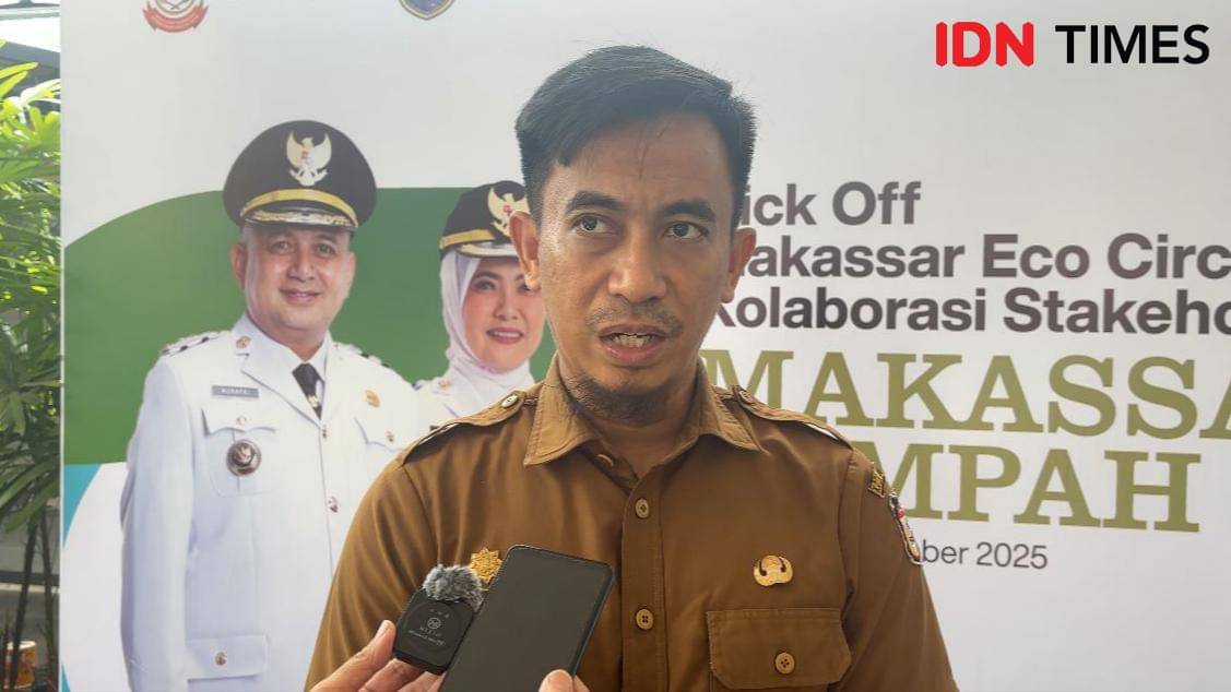Kepala Dinas Lingkungan Hidup Kota Makassar, Helmy Budiman, menjelaskan posisi Makassar terkait proyek PSEL di Gedung Lestari 45, Selasa (7/10/2025). (IDN Times/Asrhawi Muin)