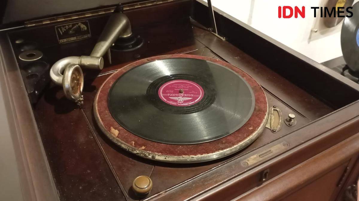Suasana pameran "Setel Ulang: Arsip Musik dan Obyek Temuan" yang berlangsung di Riwanua pada 6 September 2025. (IDN Times/Achmad Hidayat Alsair)