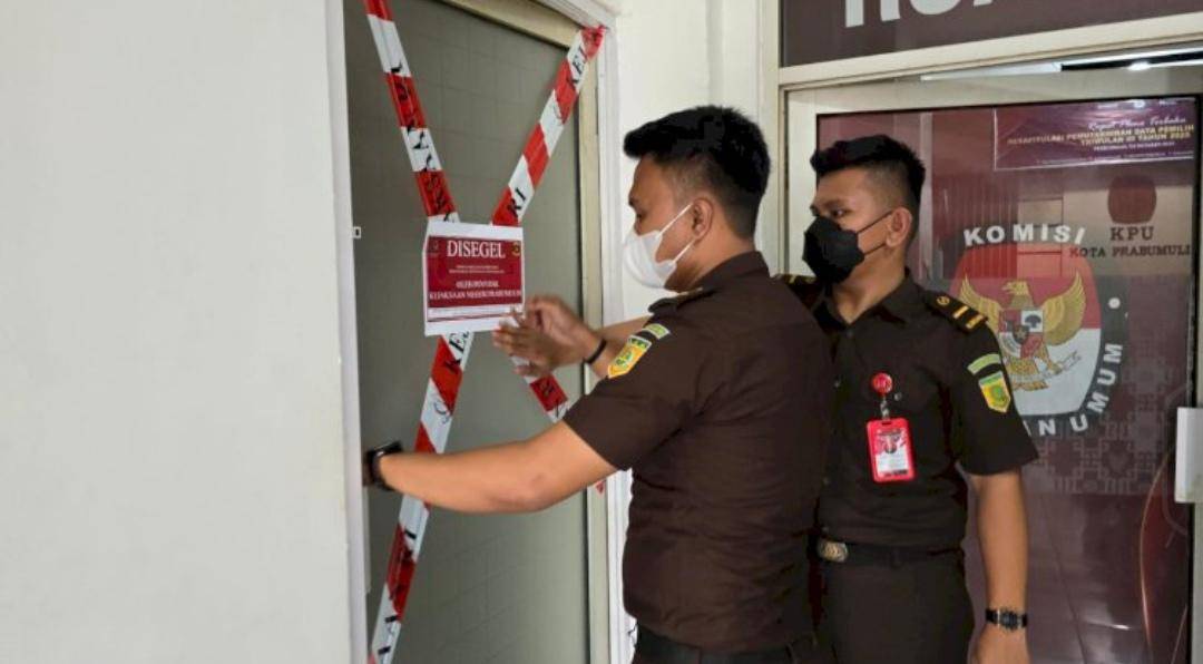Kejari lakukan penyegelan sejumlah ruangan KPU Prabumulih. (Dok. Kejari Prabumulih)