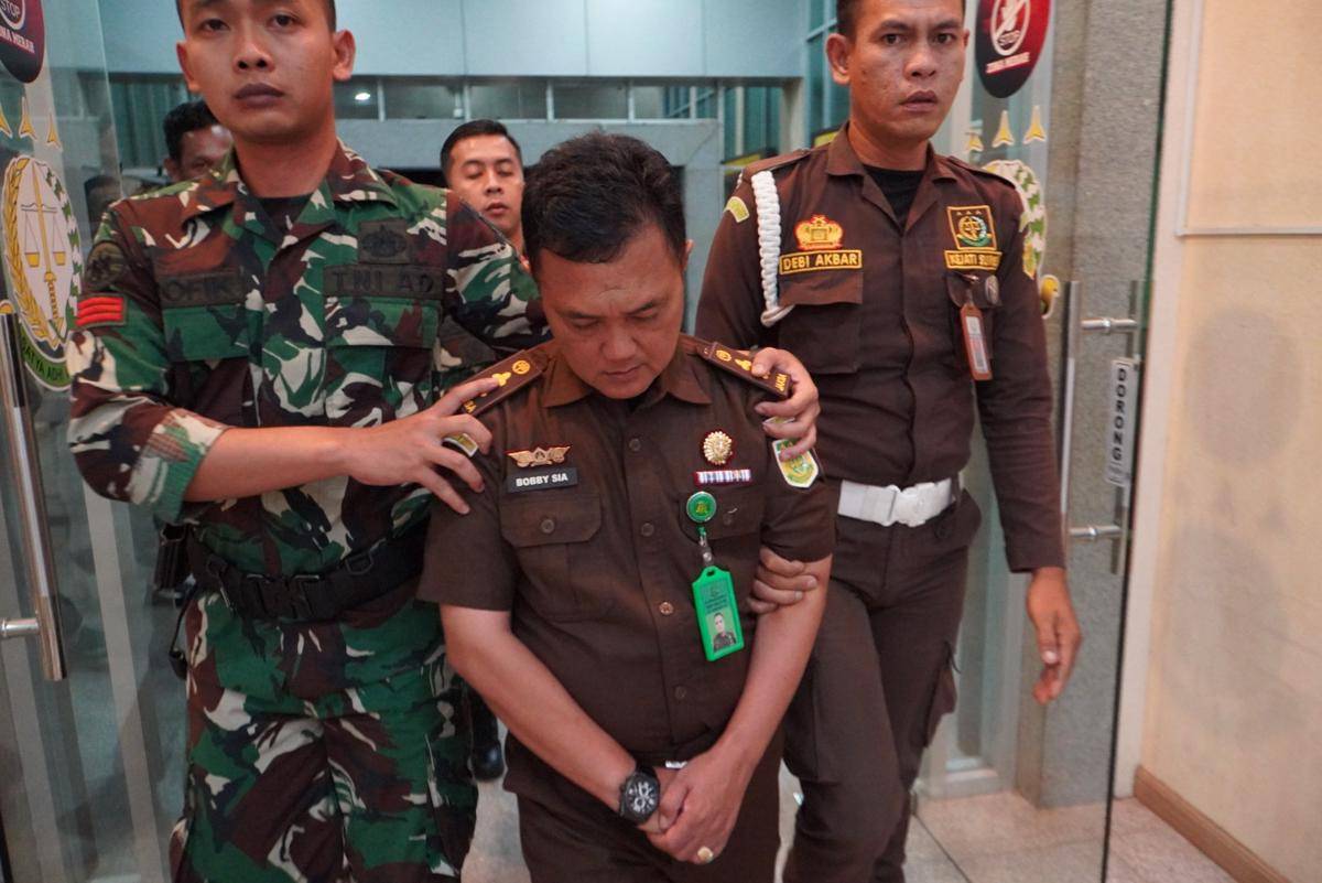 Pelaku BA saat digiring ke Kantor Kejati Sumsel usai menyamar sebagai utusan Kejagung RI (Dok: Penkum Kejati Sumsel)