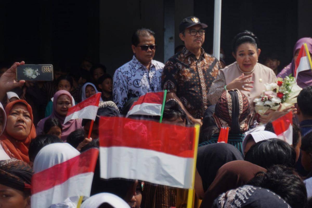 Siti Hediati Hariyadi Soeharto atau kerap disapa Titiek Soeharto, meninjau pelaksanaan program Makan Bergizi Gratis di SDN Pujokusuman I, Kota Yogyakarta, Selasa (7/10/2025).