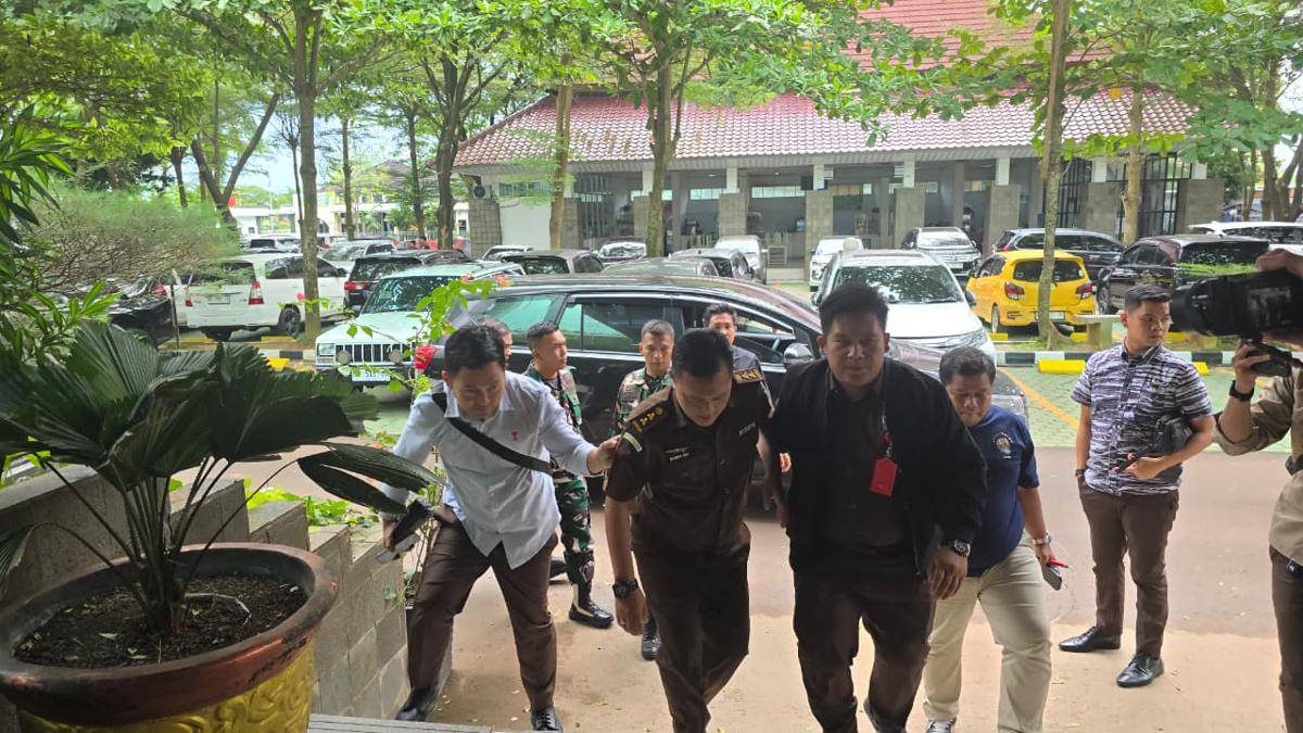 Pelaku BA saat digiring ke Kantor Kejati Sumsel usai menyamar sebagai utusan Kejagung RI (Dok: Penkum Kejati Sumsel)
