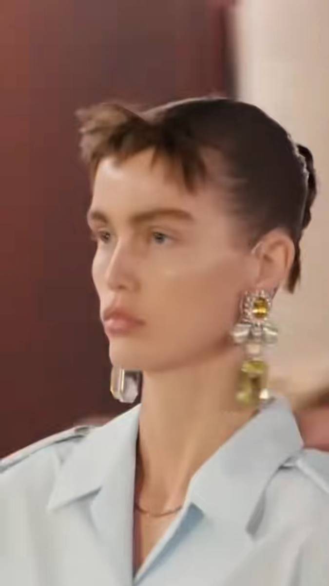 Luna Bijl di Paris Fashion Week