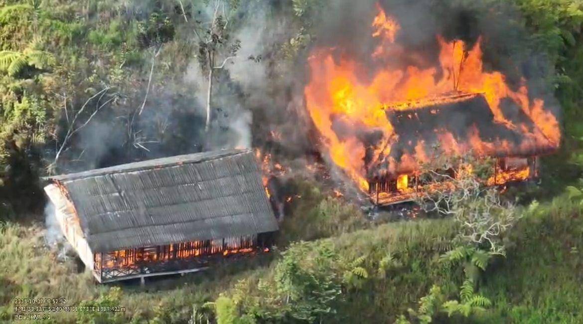 Api melahap gedung SMP Negeri Kiwirok di Desa Sopamikma, Distrik Kiwirok, Kabupaten Pegunungan Bintang, Papua Pegunungan, pada Selasa pagi (7/10/2025) sekitar pukul 07.45 WIT. (IDN Times/Istimewa)