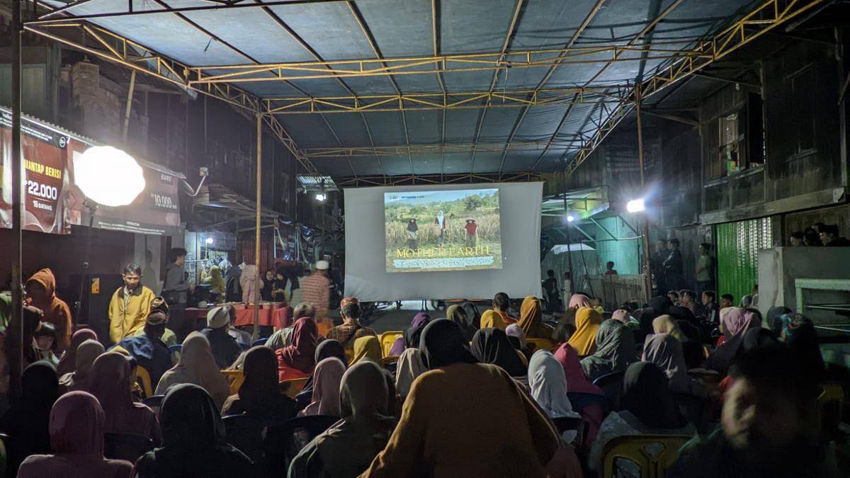 Nonton bareng layar tancap Film Tunggu TUbang di Semendo (Dok: Ghompok Kolektif)