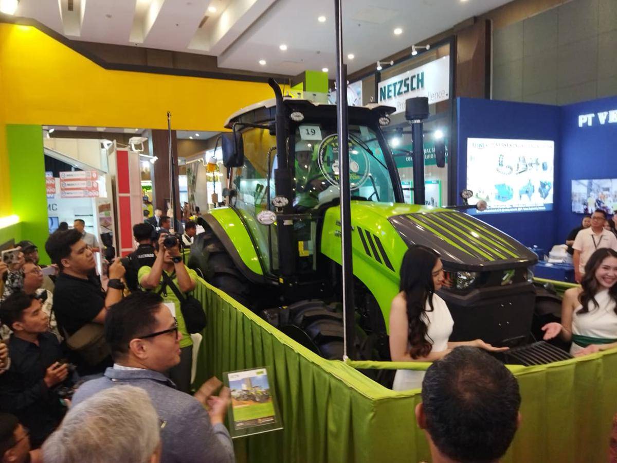 BCTN meluncurkan Zoomlion Tractor RN1104-1 dan BIXI AI di Palmex yang digelar di Hotel Santika Medan, Selasa (7/10/2025) (IDN Times/Doni Hermawan)