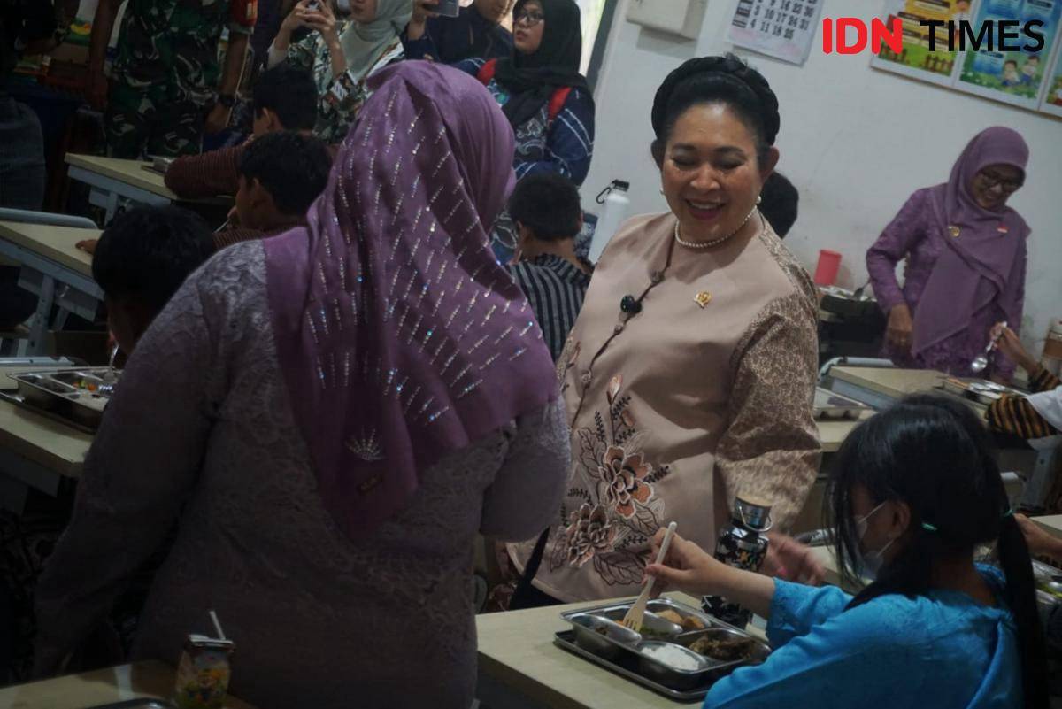 Siti Hediati Hariyadi Soeharto atau kerap disapa Titiek Soeharto, meninjau pelaksanaan program Makan Bergizi Gratis di SDN Pujokusuman I, Kota Yogyakarta, Selasa (7/10/2025).