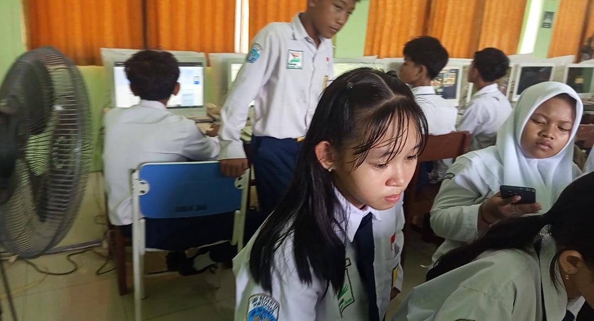 Guru di Pontianak manfaatkan teknologi AI dalam mengajar.