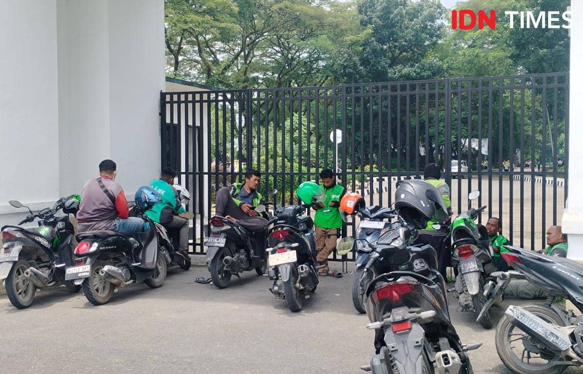Driver ojol mangkal di depan Unimed. 