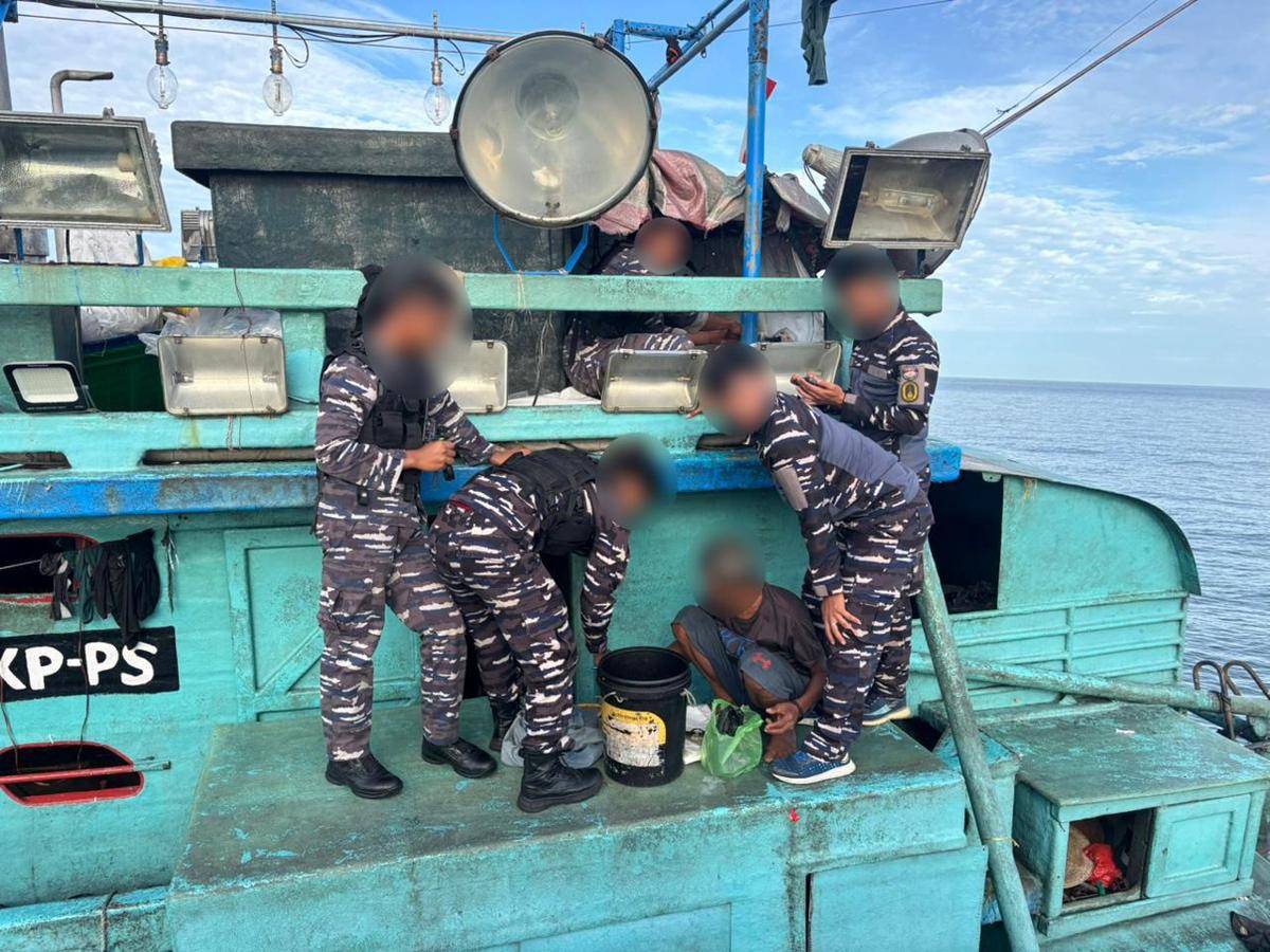 KRI Surik-645 di bawah Satuan Kapal Cepat (Satkat) Koarmada I berhasil menggagalkan upaya peredaran narkotika di perairan Selat Malaka (dok. Dispenal)