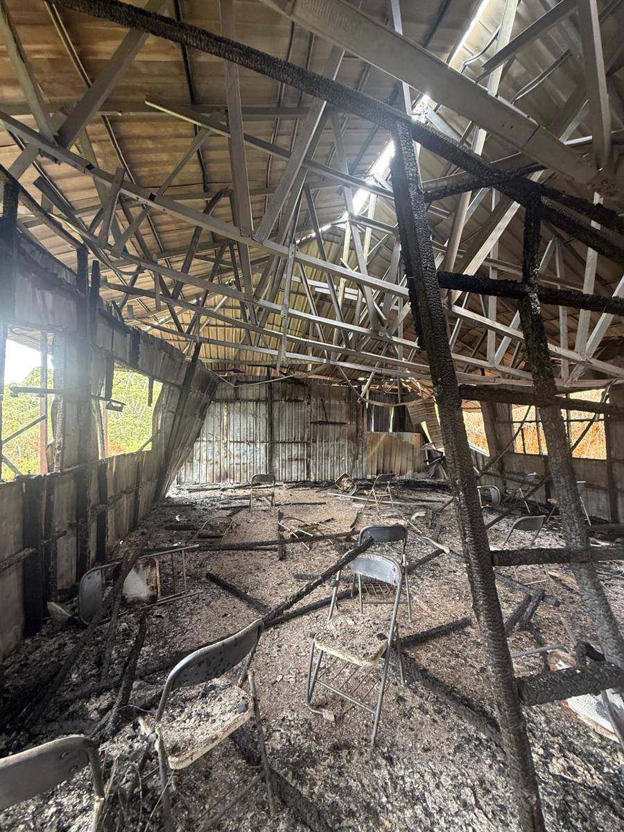 Api melahap gedung SMP Negeri Kiwirok di Desa Sopamikma, Distrik Kiwirok, Kabupaten Pegunungan Bintang, Papua Pegunungan, pada Selasa pagi (7/10/2025) sekitar pukul 07.45 WIT. (IDN Times/Istimewa)