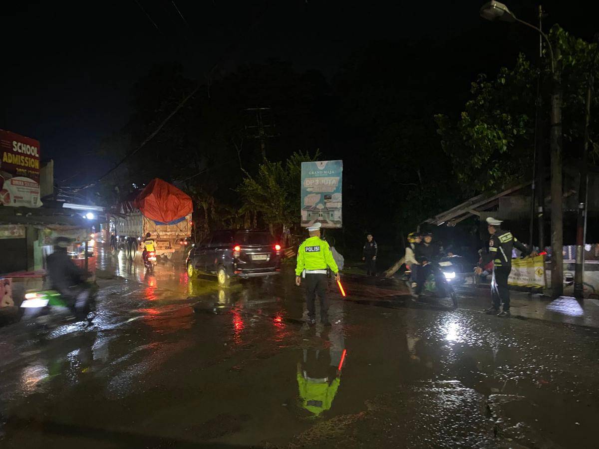 Jalan di Maja macet parah karena perbaikan jalan dan truk tanah