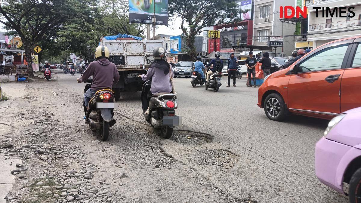 Kondisi Jalan Hertasning-Aroepala (perbatasan Makassar-Gowa) yang telah lama rusak dan padat lalu lintas, Selasa (7/10/2025). (IDN Times/Asrhawi Muin) 