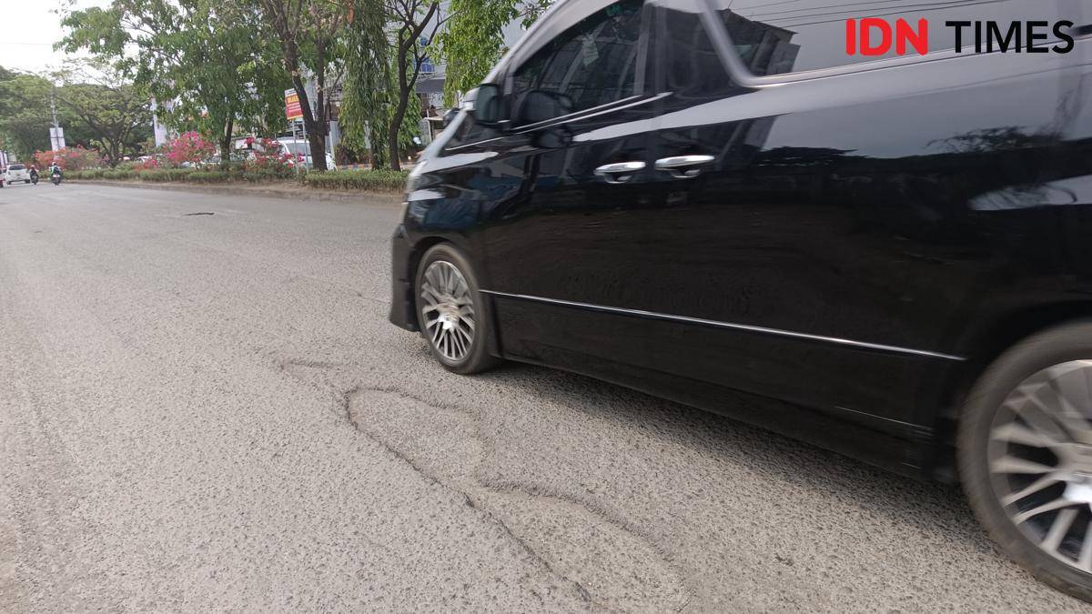 Kondisi Jalan Hertasning-Aroepala (perbatasan Makassar-Gowa) yang telah lama rusak dan padat lalu lintas, Selasa (7/10/2025). (IDN Times/Asrhawi Muin) 