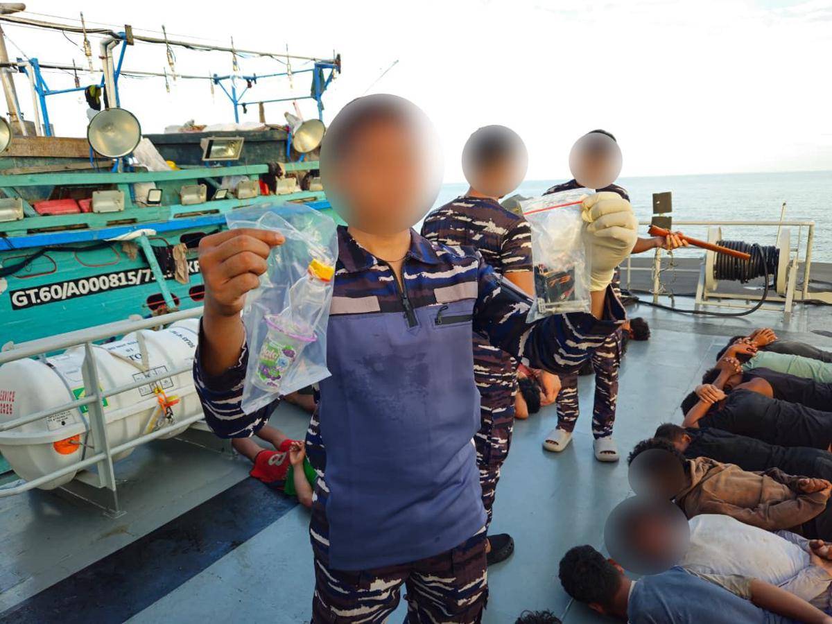 KRI Surik-645 di bawah Satuan Kapal Cepat (Satkat) Koarmada I berhasil menggagalkan upaya peredaran narkotika di perairan Selat Malaka (dok. Dispenal)