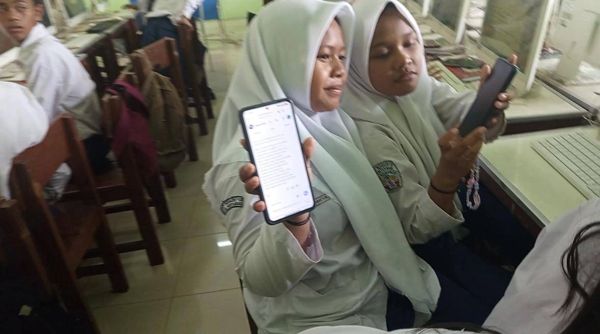Proses belajar mengajar di SMPN 13 Pontianak.