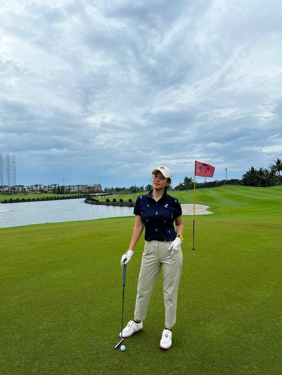 Marcella Zalianty sedang bermain golf. (instagram.com/marcella.zalianty)