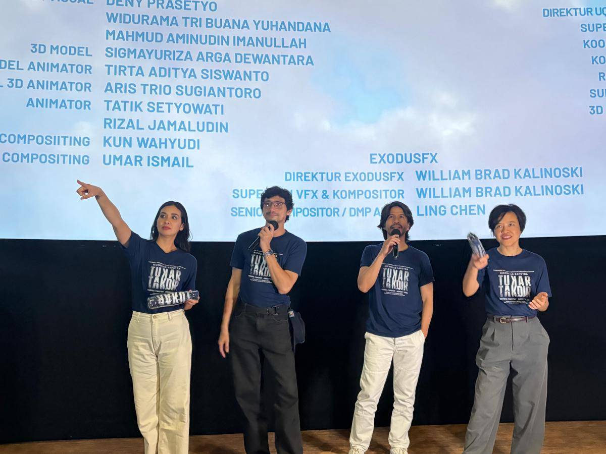 Sutradara dan pemeran Film Tukar Takdir, di XXI Empire Yogyakarta, Selasa (7/10/2025). (IDN Times/Herlambang Jati Kusumo)