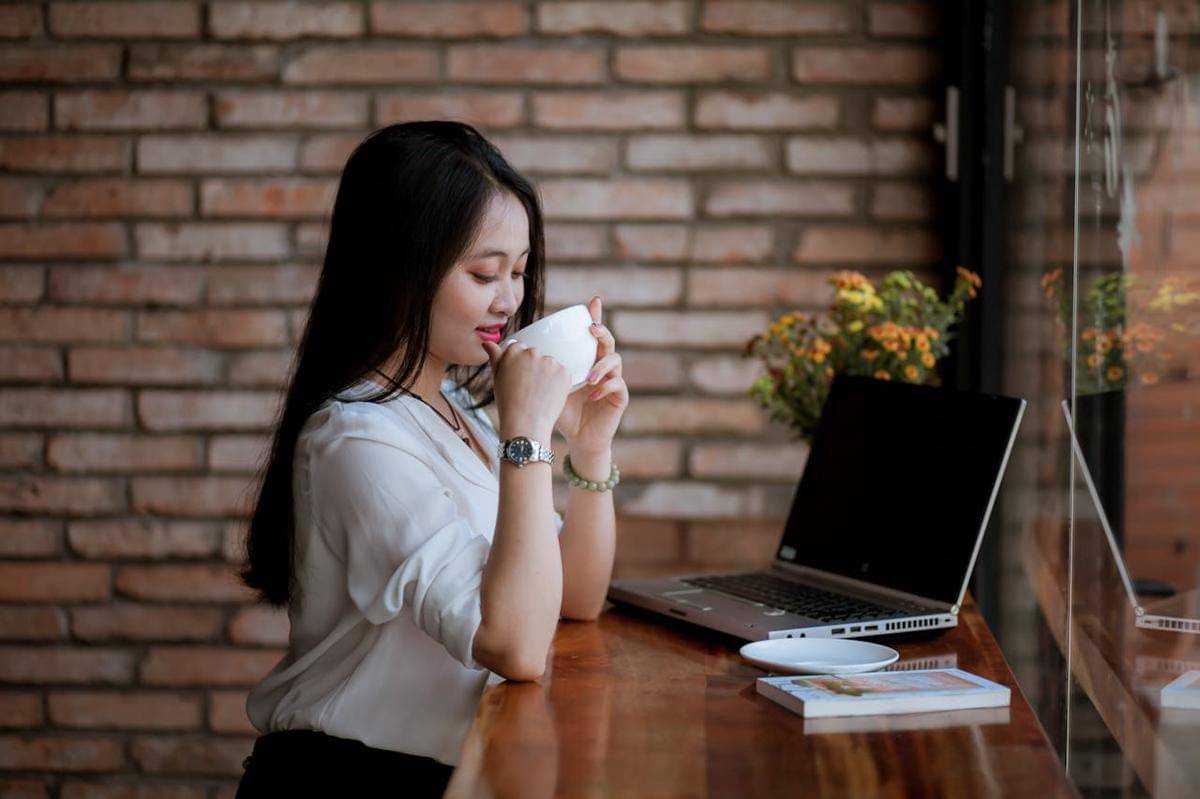 ilustrasi bekerja dengan tenang (pexels.com/Hồng Thắng Lê)