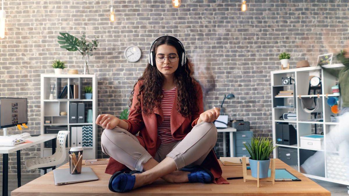 ilustrasi meditasi di kantor (pexels.com/Vitaly Gariev)